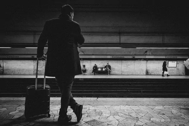 Moving Abroad Checklist - Men with lugagge in the train station