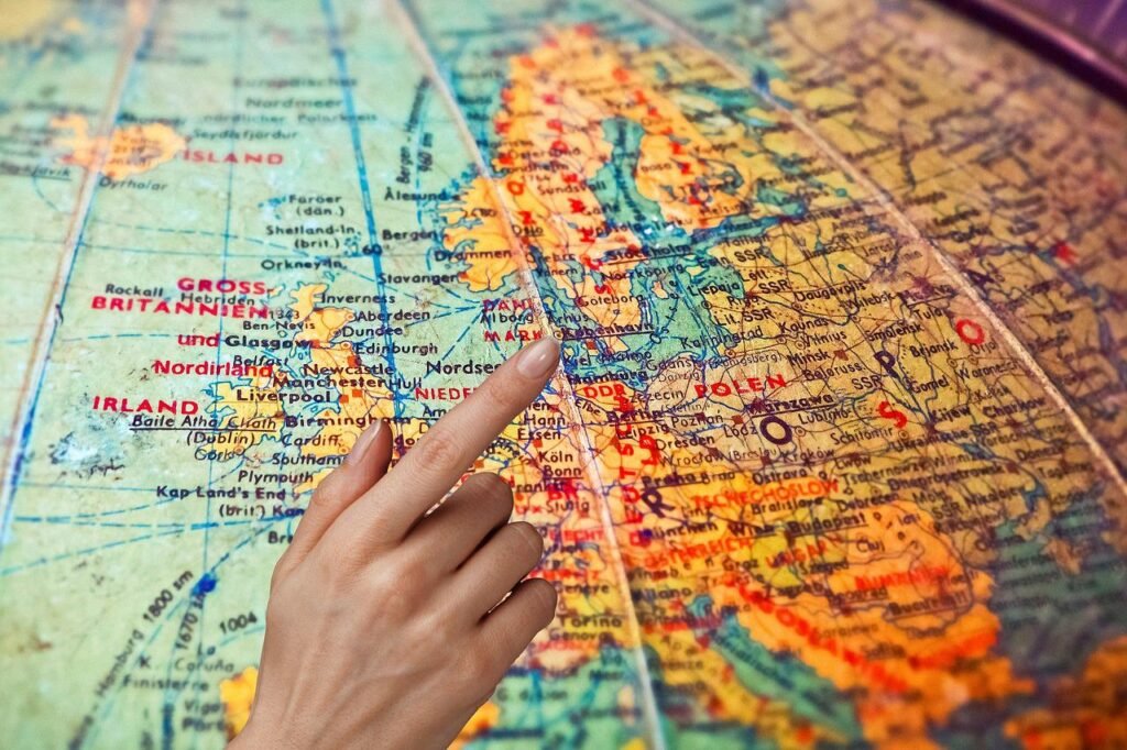 Image of a map to illustrate an article about 4 living abroad tips for Expatriates. Image by un-perfekt from Pixabay 