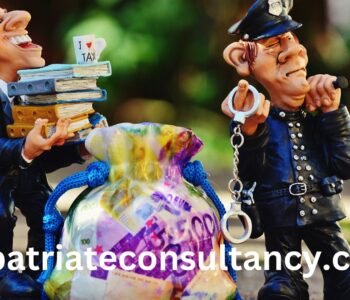 Toys (Cop and victim) illustrating a scam for article about tourist scams in Europe